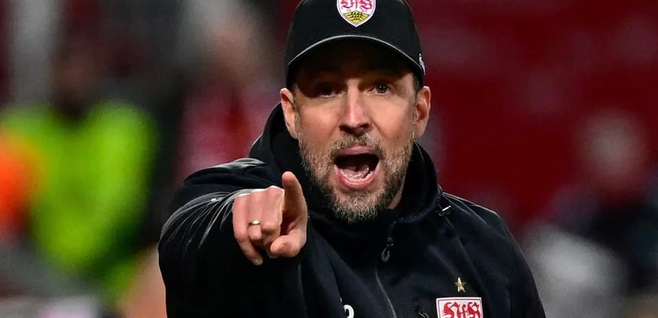 Entrenador señalando y dirigiendo a su equipo
