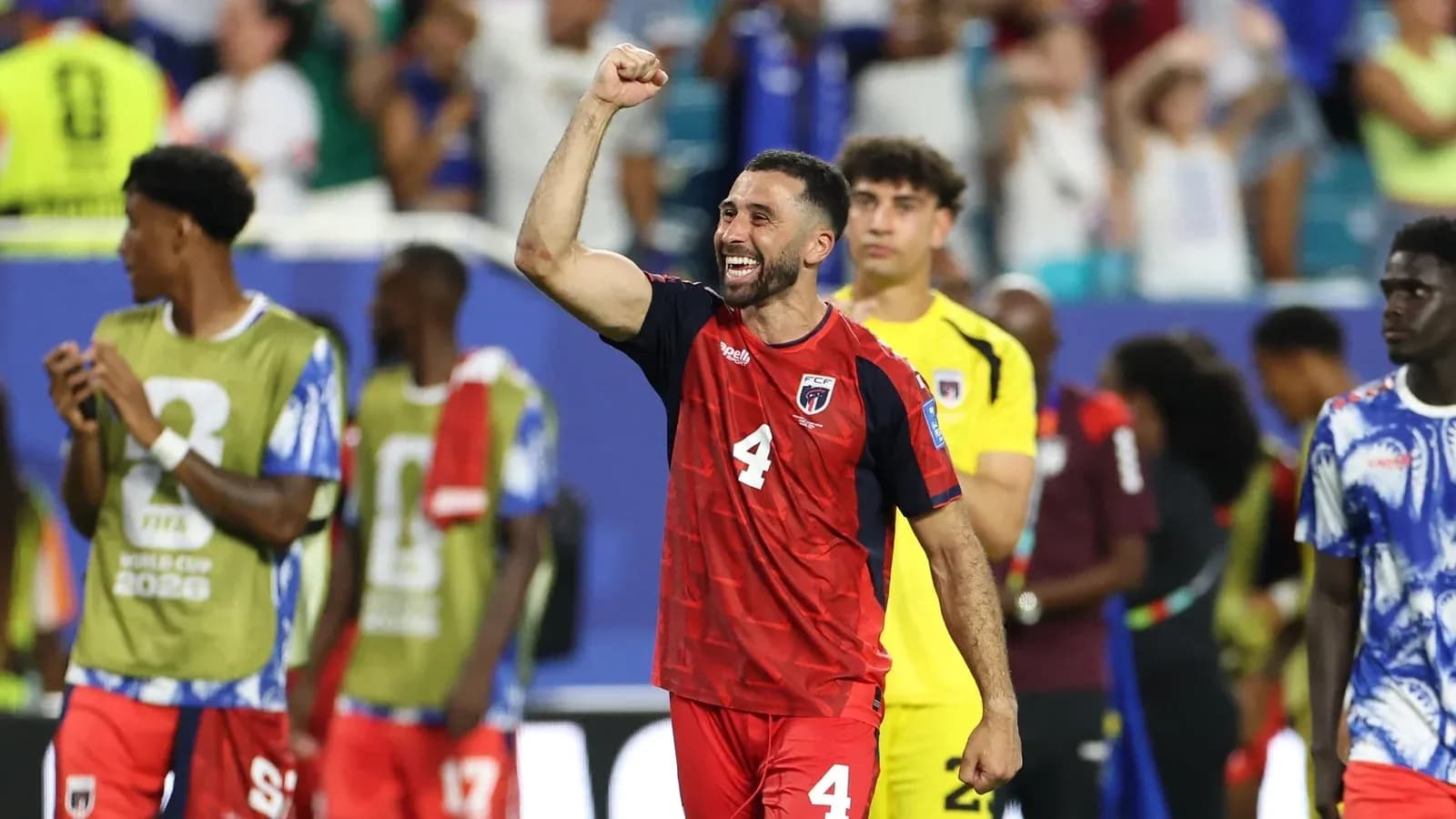 Jugador celebrando con el puño en alto tras partido