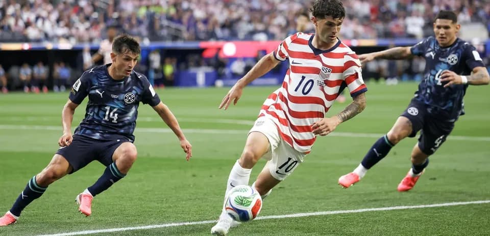 Jugador de Estados Unidos avanzando con el balón