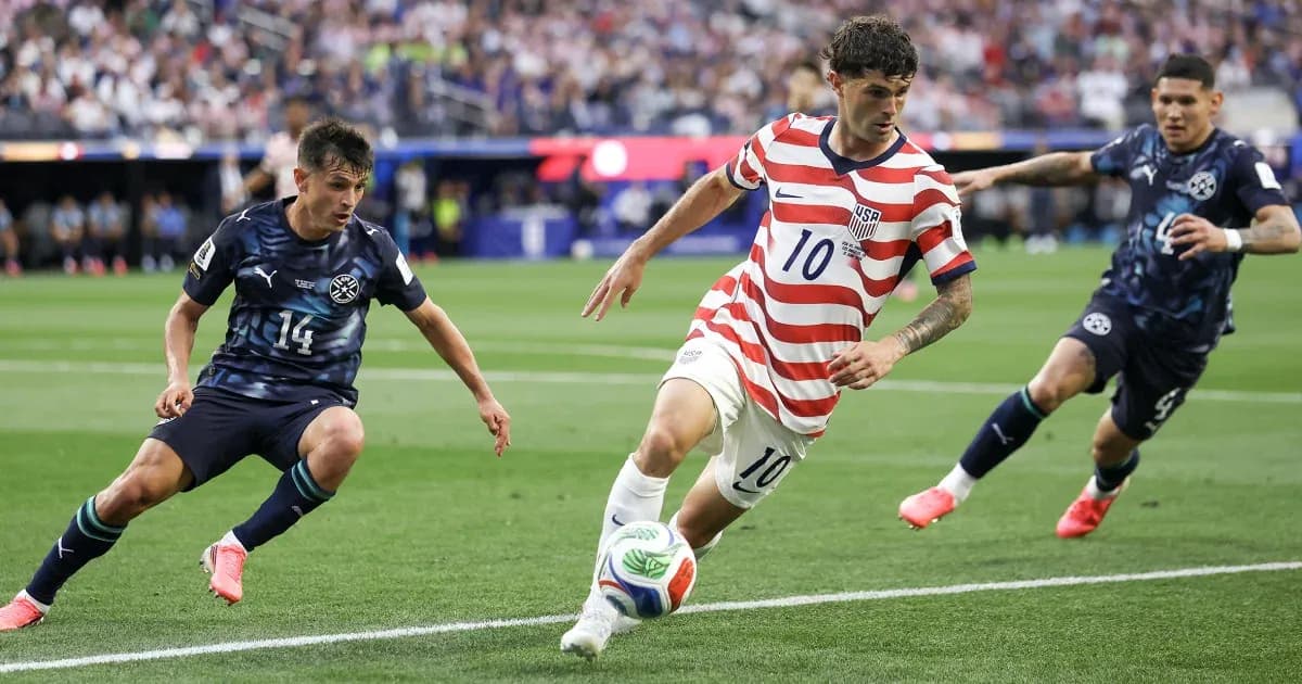 Jugador de Estados Unidos avanzando con el balón