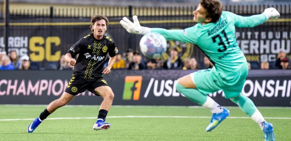 Jugador de Pittsburgh Riverhounds disparando a puerta
