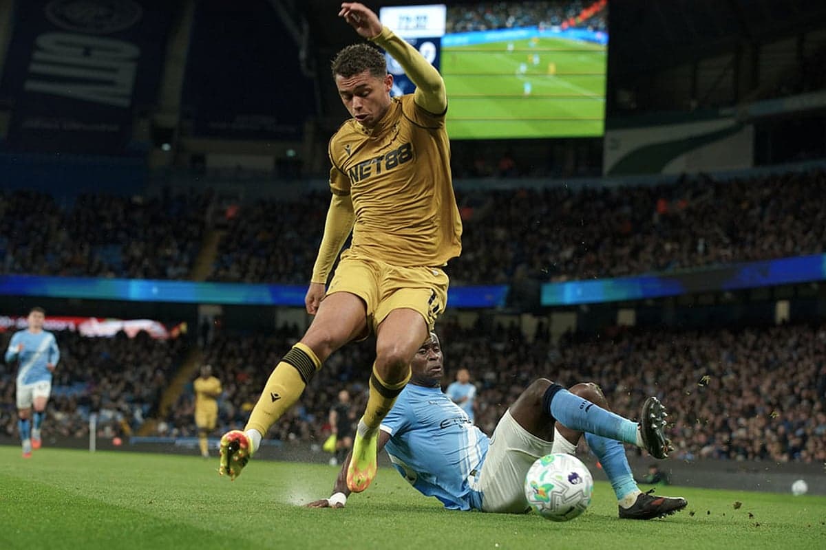 Jugador de Crystal Palace en acción contra Manchester City