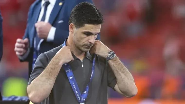 Entrenador ajustándose el collarín en el campo