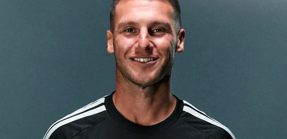 Jugador sonriente con camiseta negra de equipo