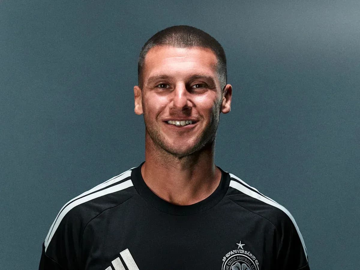 Jugador sonriente con camiseta negra de equipo