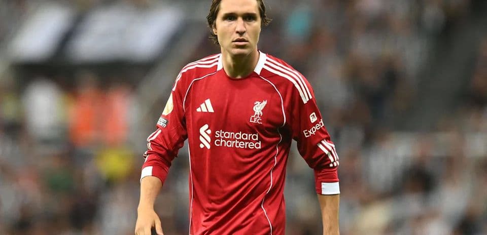 Jugador de Liverpool con camiseta roja en el campo