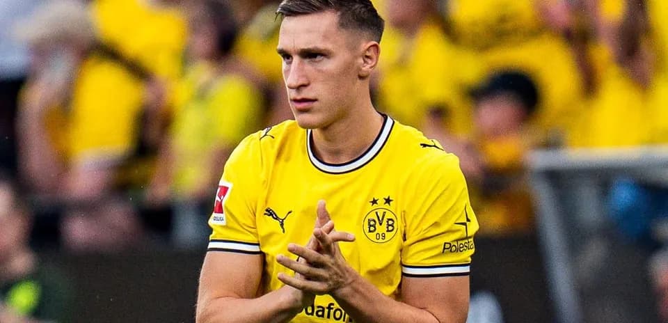Jugador de Borussia Dortmund aplaudiendo en el estadio