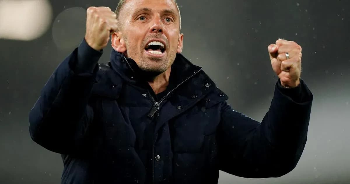 Entrenador celebrando con los puños en alto