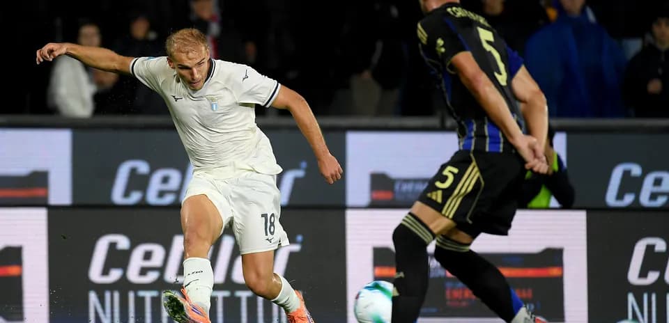 Jugador de Lazio en acción durante partido