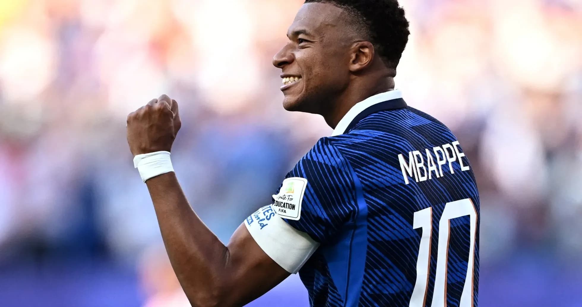 Jugador celebrando con el puño en alto