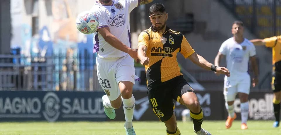Jugadores de Coquimbo Unido y Universidad de Concepción en acción