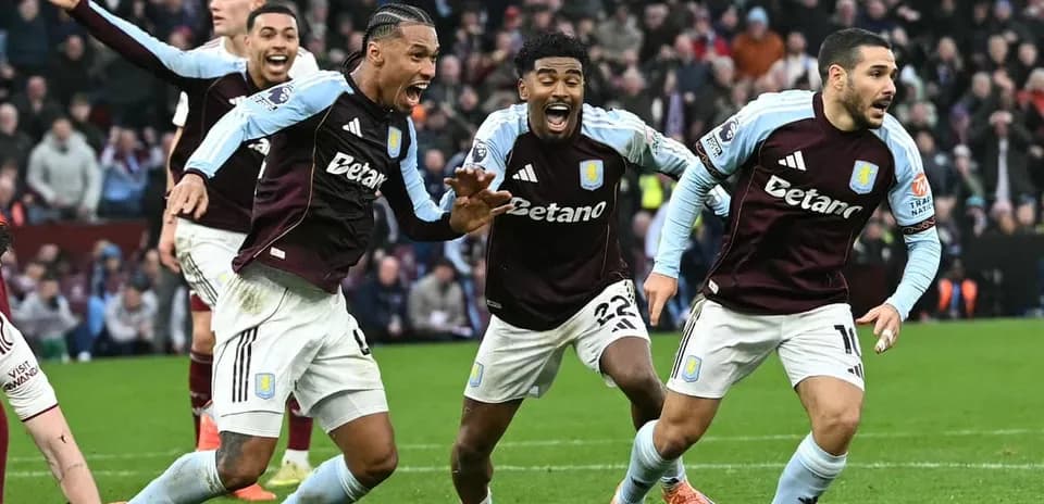 Jugadores de Aston Villa celebrando un gol