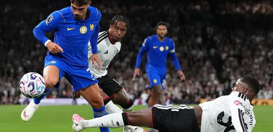 Jugador de Chelsea esquivando a defensores de Fulham