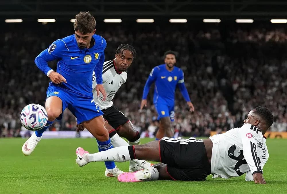 Jugador de Chelsea esquivando a defensores de Fulham