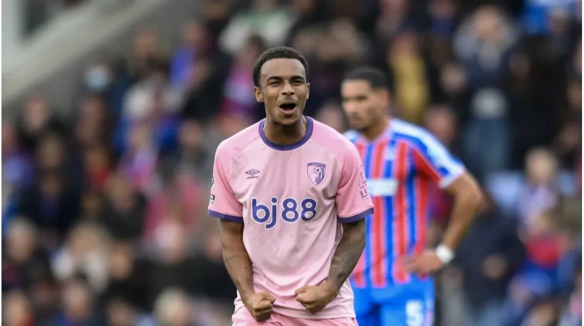 Jugador de Bournemouth celebrando en partido de fútbol