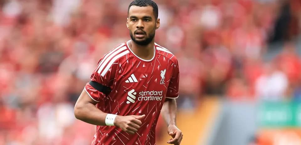 Jugador de Liverpool en el campo durante el partido
