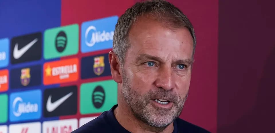 Entrenador hablando en rueda de prensa del FC Barcelona