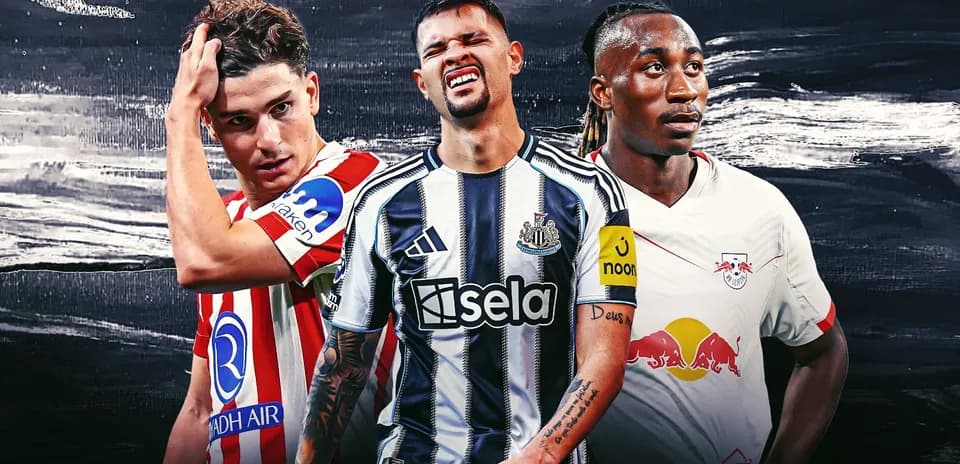 Tres jugadores de fútbol en uniformes de equipos