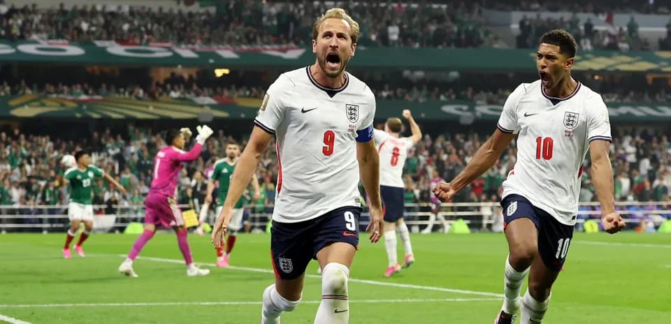 Jugadores de Inglaterra celebrando un gol en el partido