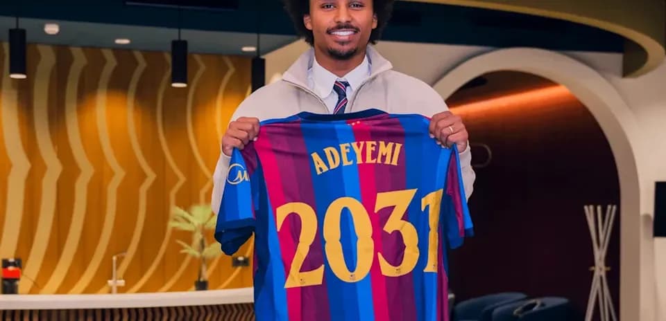 Jugador sostiene camiseta del FC Barcelona con 'Adeyemi 2031'