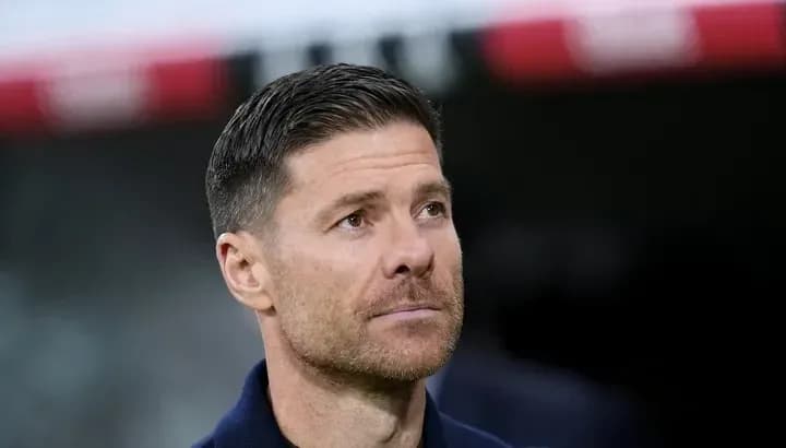 Entrenador mirando hacia el campo durante el partido