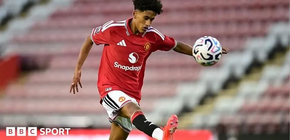 Jugador de Manchester United controla el balón durante partido