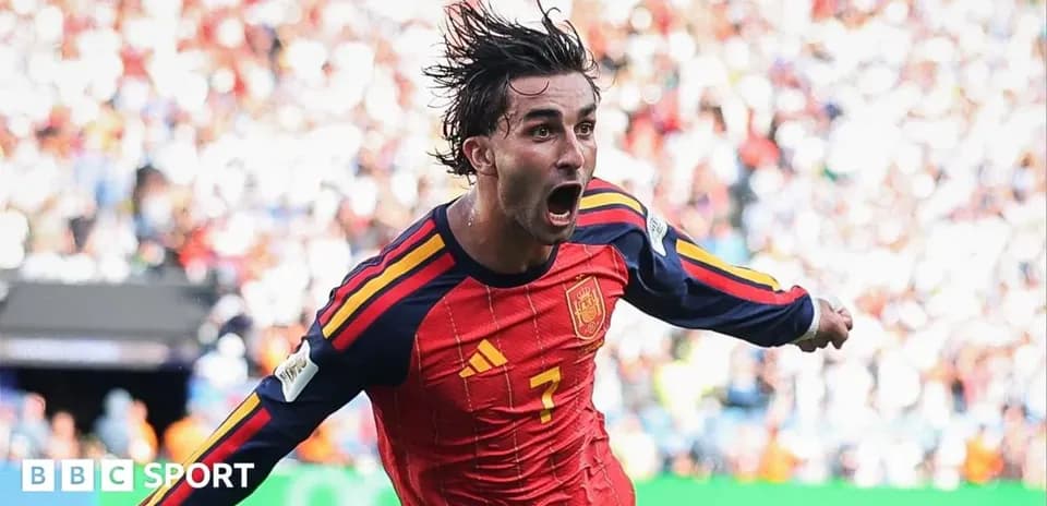 Jugador español celebrando un gol en el estadio