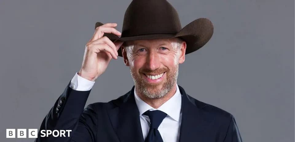 Hombre con sombrero saludando en traje oscuro