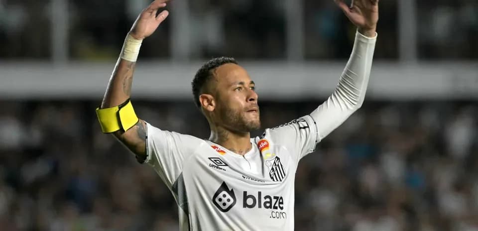 Jugador celebrando con brazos en alto durante partido