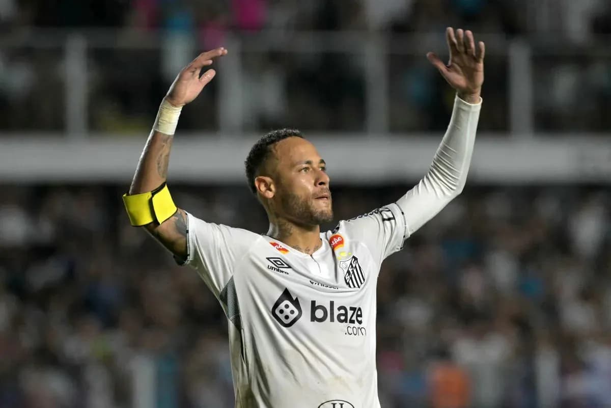 Jugador celebrando con brazos en alto durante partido