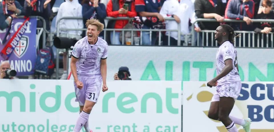 Jugador celebra gol en partido Cagliari vs Udinese