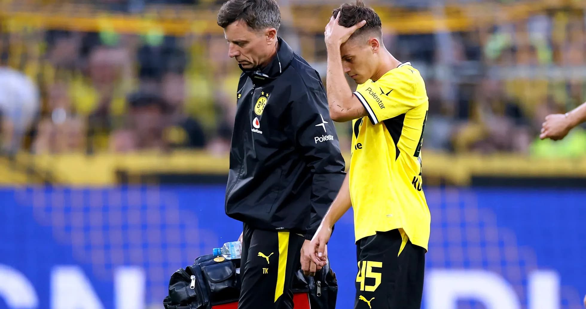 Jugador de Borussia Dortmund siendo atendido por médico