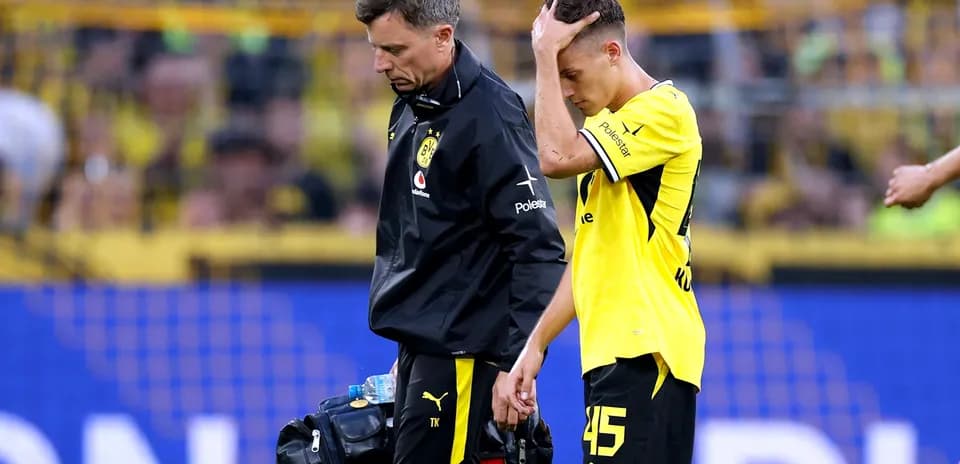 Jugador de Borussia Dortmund siendo atendido por médico