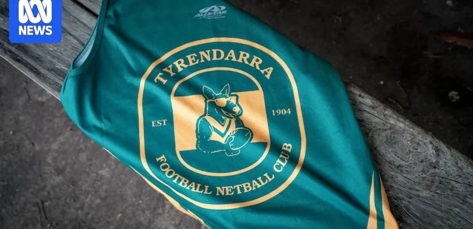 Camisa del Tyrendarra Football Netball Club sobre una superficie