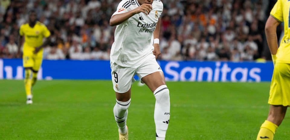 Kylian Mbappé corriendo con el balón en el campo