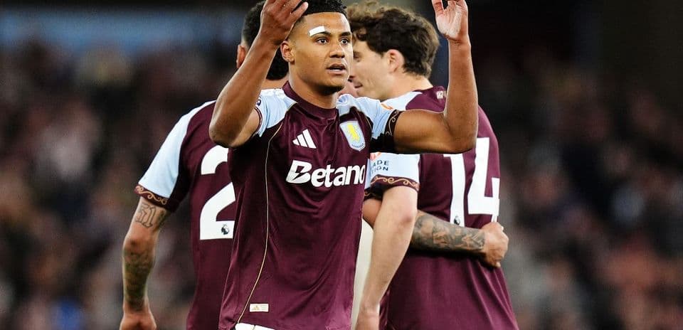 Jugador de Aston Villa durante el partido