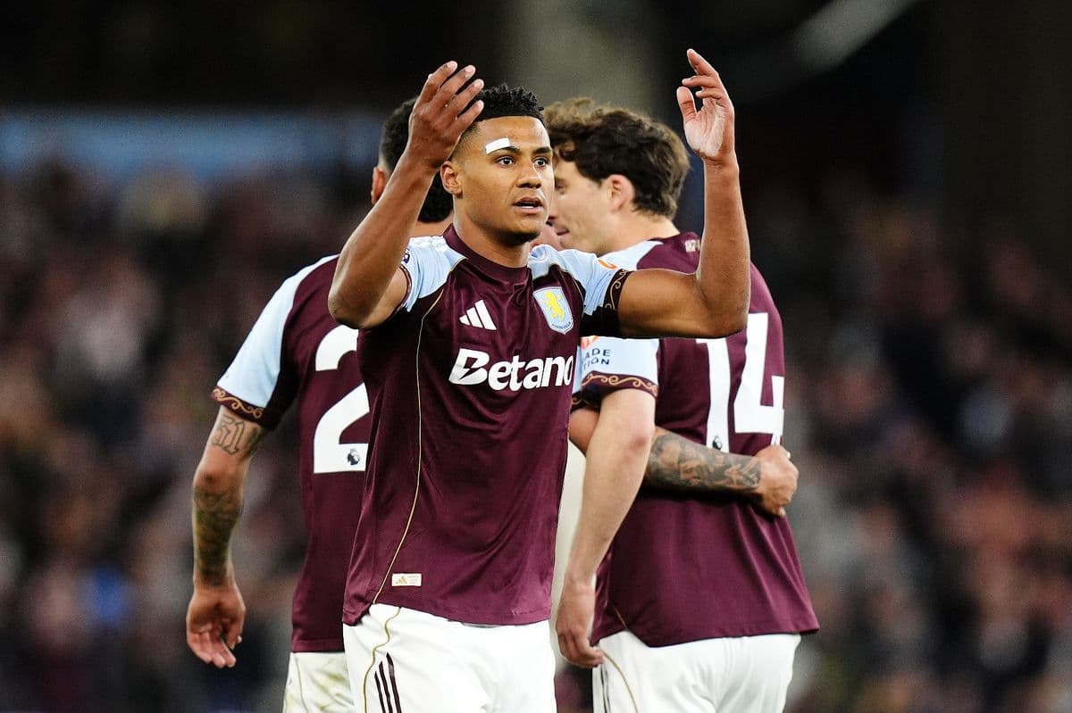 Jugador de Aston Villa durante el partido