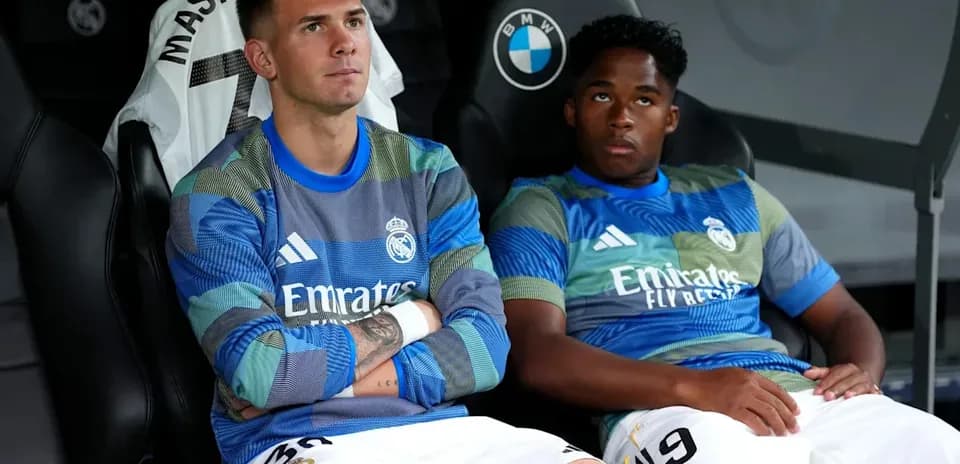 Jugadores de Real Madrid en el banquillo durante el partido