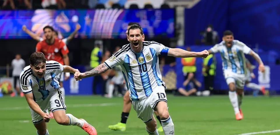 Lionel Messi celebra un gol con compañeros