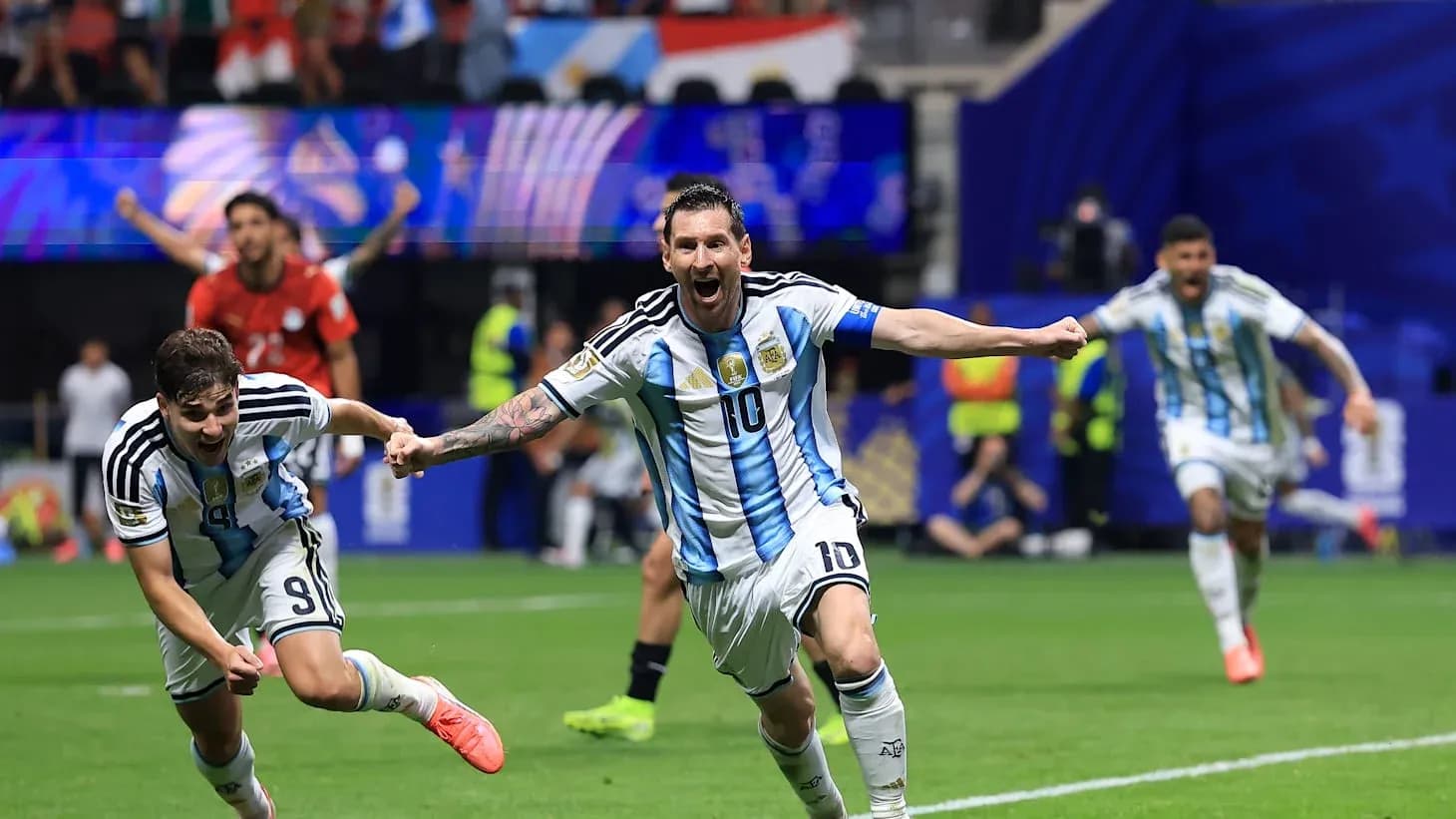 Lionel Messi celebra un gol con compañeros