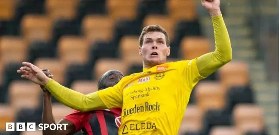 Jugador en acción durante un partido de fútbol