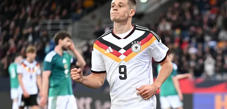 Jugador alemán celebrando un gol en el partido