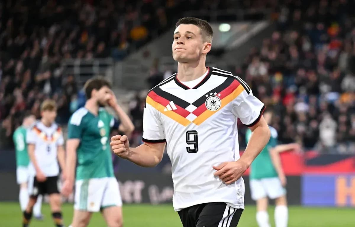 Jugador alemán celebrando un gol en el partido