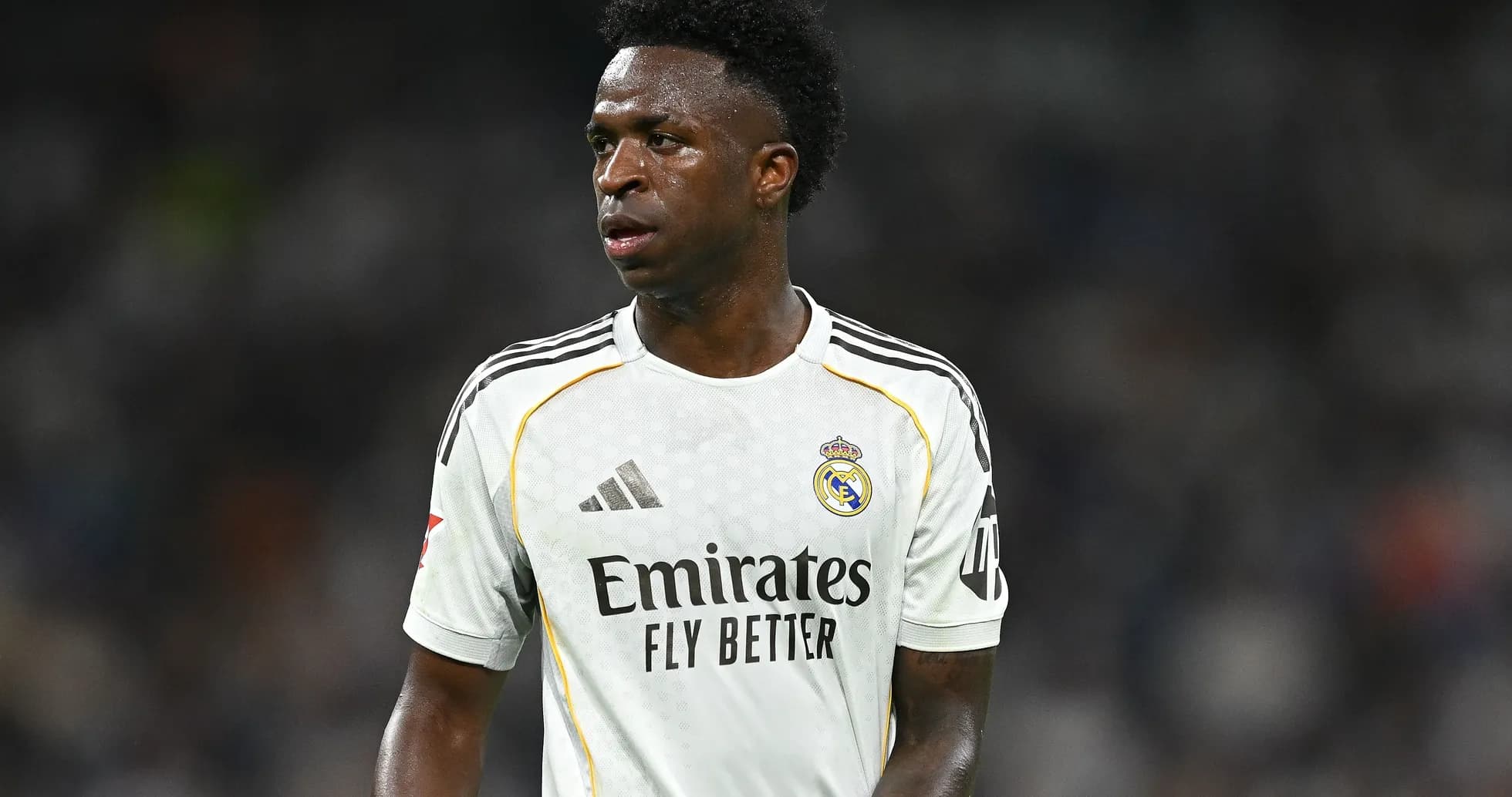 Jugador de Real Madrid en uniforme blanco durante partido