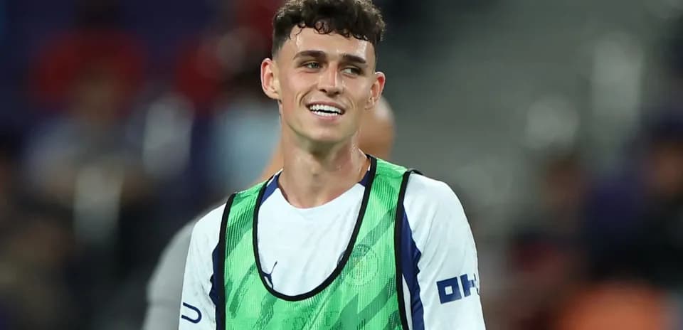Jugador sonriente en el campo de entrenamiento