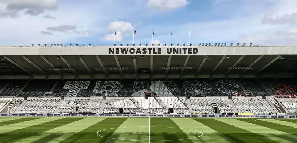 Estadio de Newcastle United con césped bien cuidado