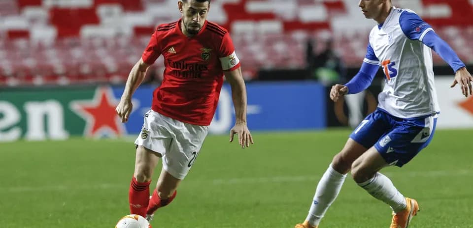 Jugador de Benfica avanzando con el balón