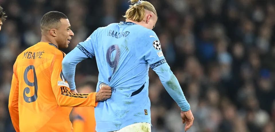 Mbappé pulling Haaland's jersey during match