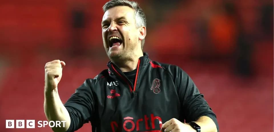 Entrenador celebrando tras una victoria en el partido
