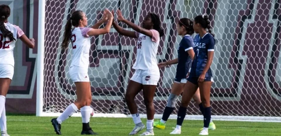 Jugadoras celebrando un gol en partido de fútbol